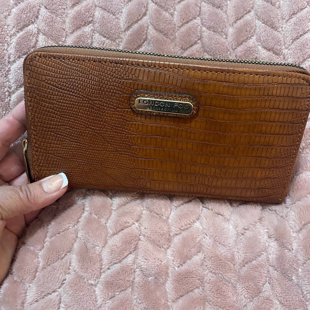 London Fog Tan Textured Women's Wallet